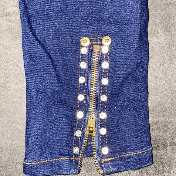 Jeans with zippered ankles… size M - Picture 7 of 7